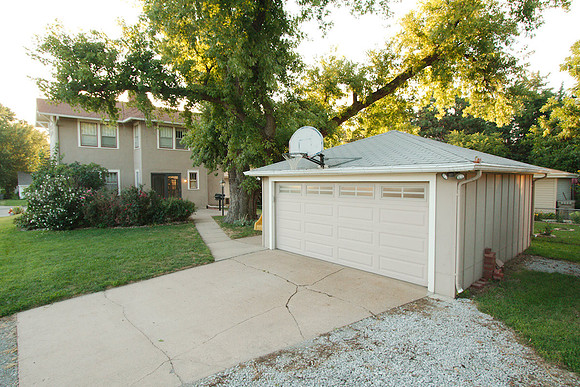 15-8775-garage_1200
